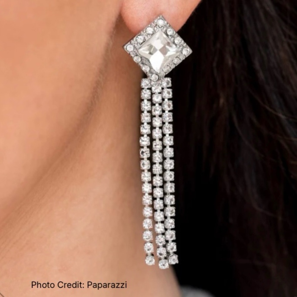 NWT Paparazzi Rhinestone Dangle Earrings